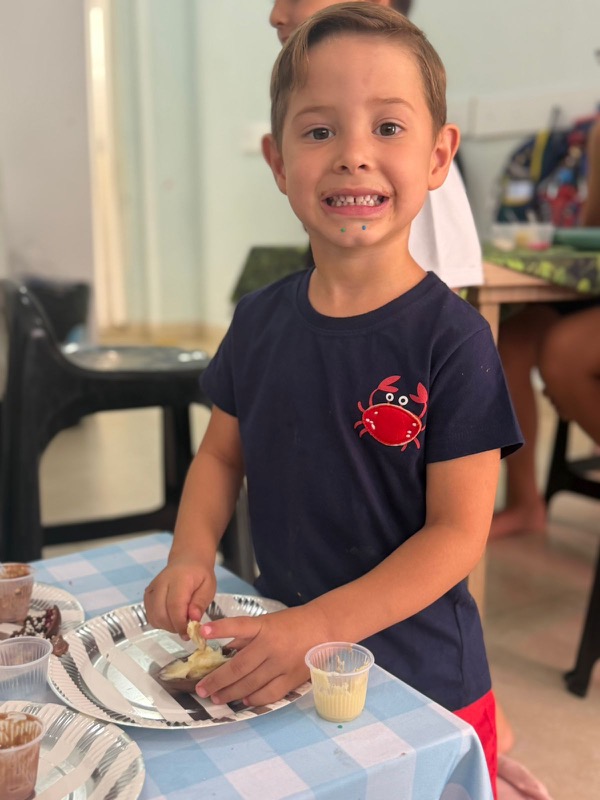 Criança no lanche